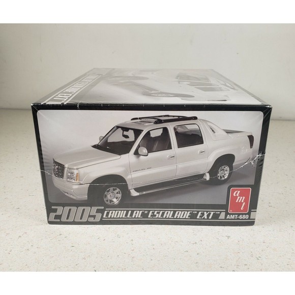 AMT 2005 Cadillac Escalade EXT Pickup Truck 1:25 Scale Model Kit #680 New Seal - Picture 5 of 8